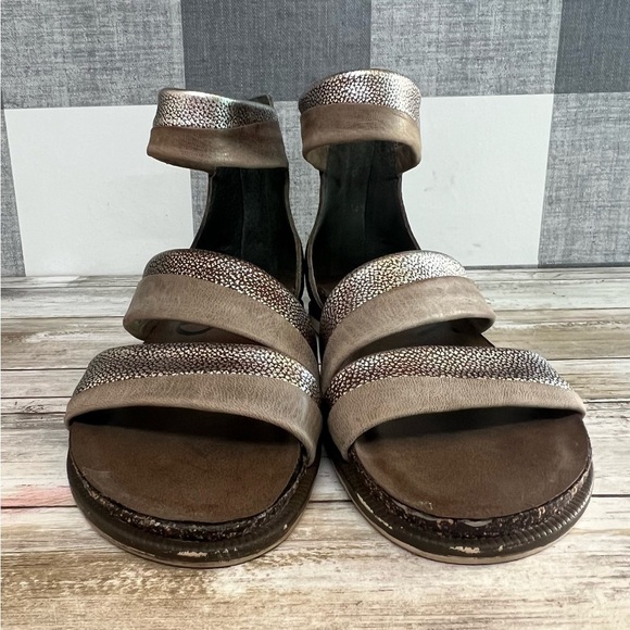 OTBT Souvenir Metallic Leather Sandal - Picture 6 of 12